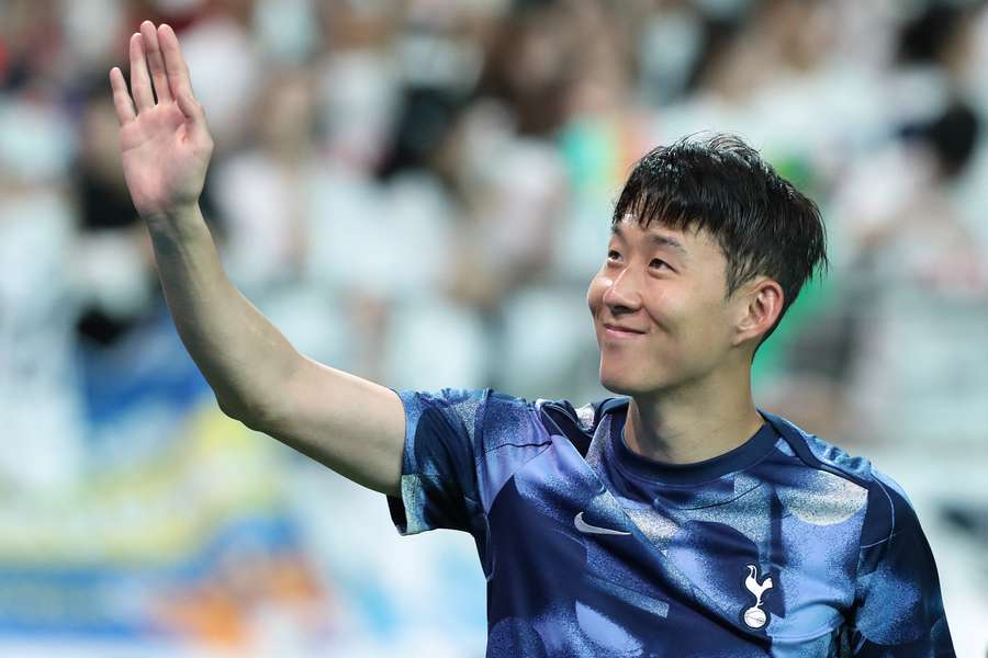 Son Heung-min zwaait naar het publiek in zijn thuisland