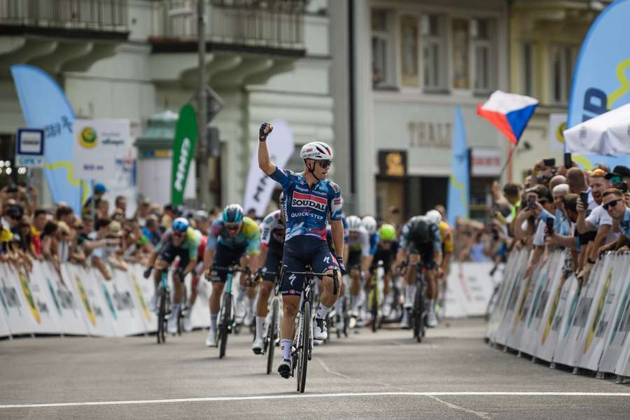 Luke Lamperti v cíli loňské úvodní etapy Czech Tour v Karlových Varech. Luke Lamperti v cíli loňské úvodní etapy Czech Tour v Karlových Varech.
