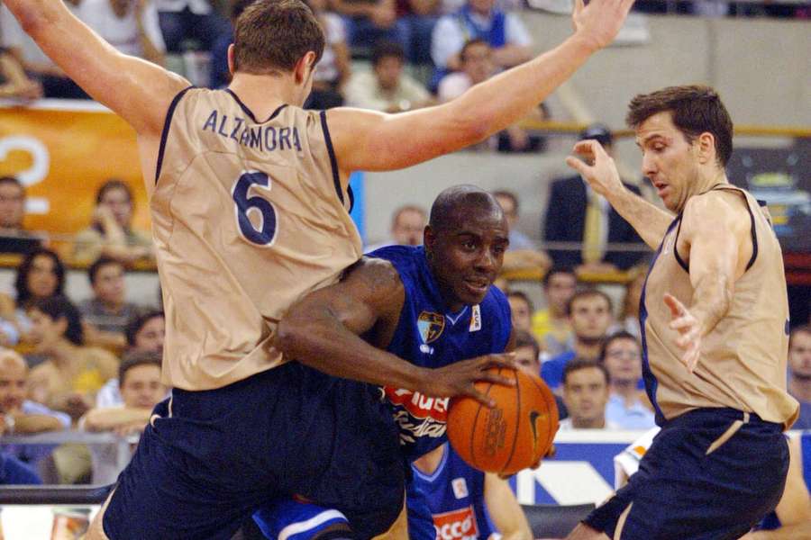Nacho Rodríguez, Alzamora y Corey Brewer en un Estudiantes-Barça Nacho Rodríguez, Alzamora y Corey Brewer en un Estudiantes-Barça