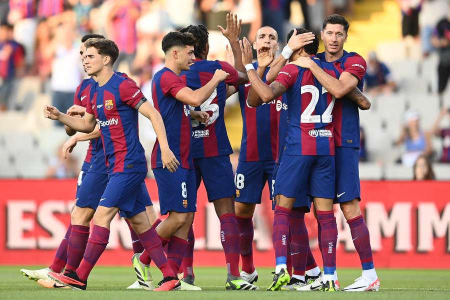 Los jugadores del Barça celebran el primer gol del partido, obra de Lewandowski