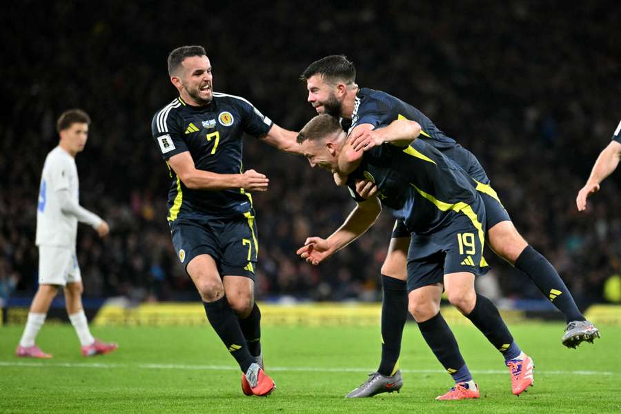 Lewis Ferguson, celebrando un gol de Escocia