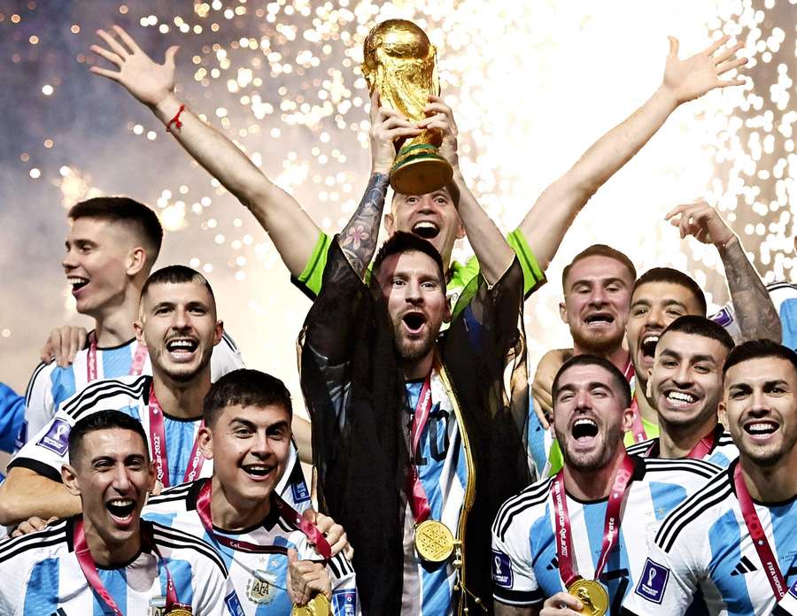 Messi ergue a taça de campeão do mundo em 2022 Messi ergue a taça de campeão do mundo em 2022