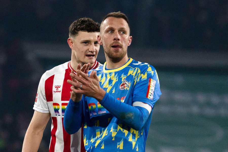 Marvin Schwäbe (r.) lässt sich feiern und bedankt sich bei den FC-Fans