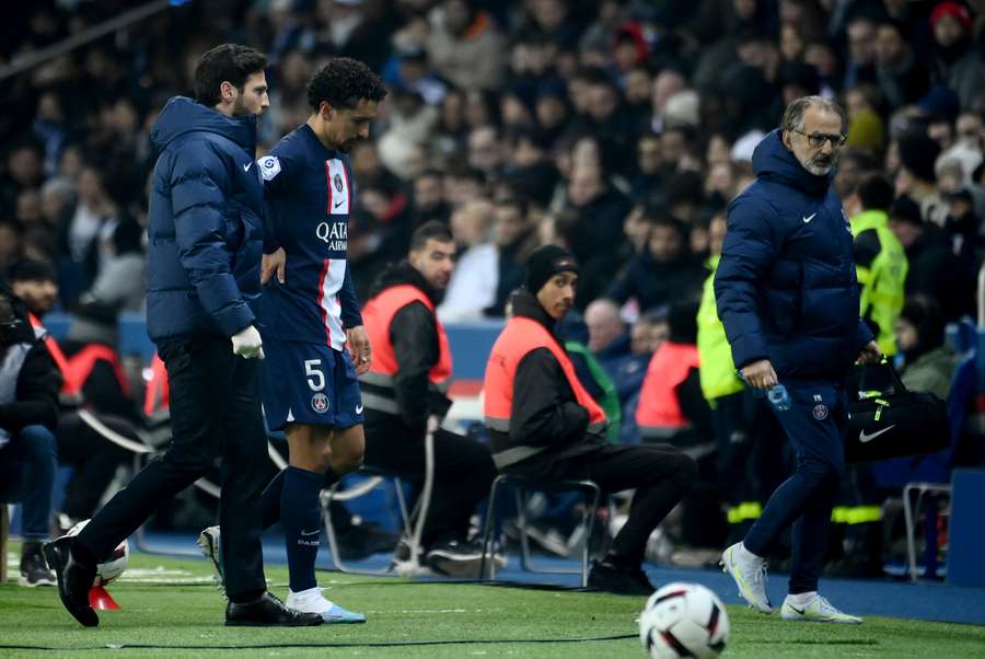 Paris Saint-Germain's Brazilian defender Marquinhos (2L) leaves the pitch after suffering an injury against Nantes