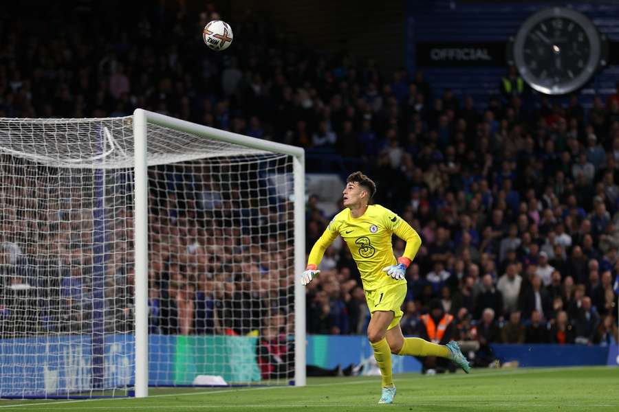 Chelsea's Kepa Arrizabalaga fumbled a wayward shot, leading to a Manchester United corner