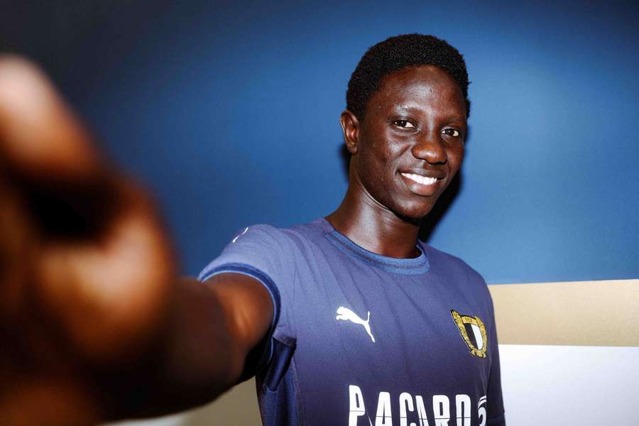 Lamine Beye com a nova camisola