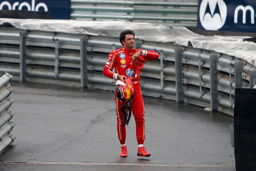 Carlos Sainz ainda tem três corridas pela frente com o fato de corrida vermelho da Ferrari