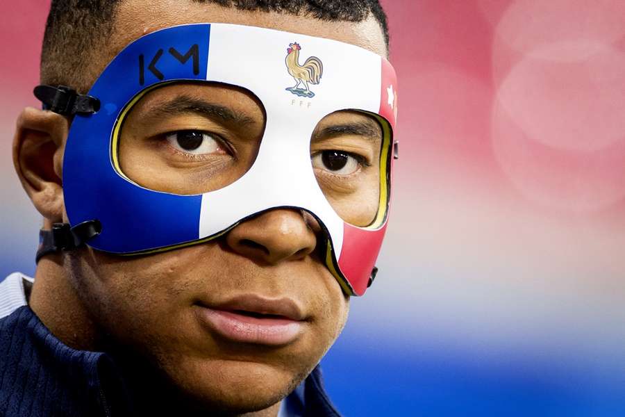 Kylian Mbappé met het masker in de kleuren van zijn vaderland