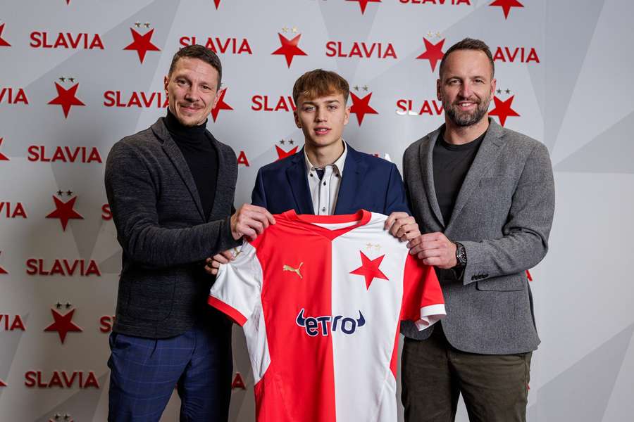 Jiří Bílek (vlevo) s novou posilou Filipem Šanclem a Přemyslavem Kovářem (vpravo).
