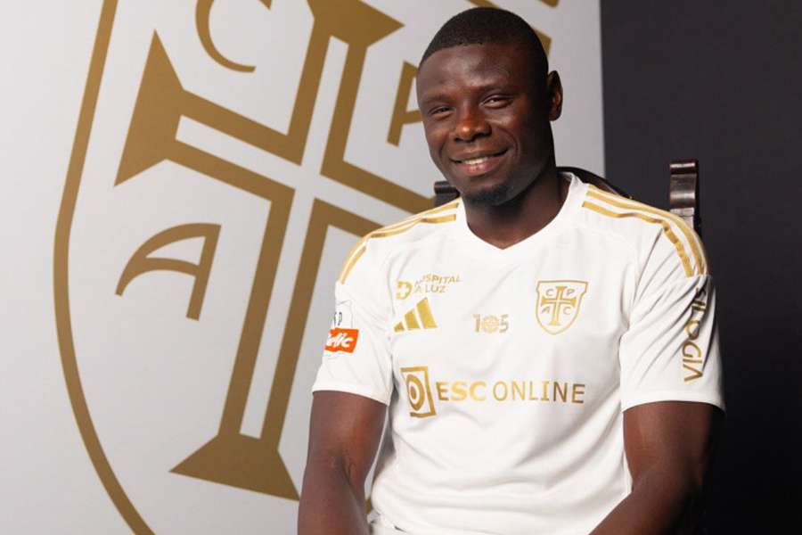 Abdu Conté com a nova camisola