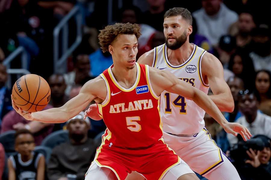Maxi Kleber (rechts) verlor sein Saisondebüt gegen die Atlanta Hawks.
