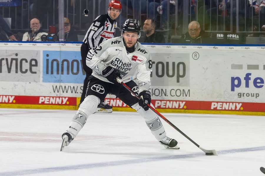 Parker Tuomie am Puck.