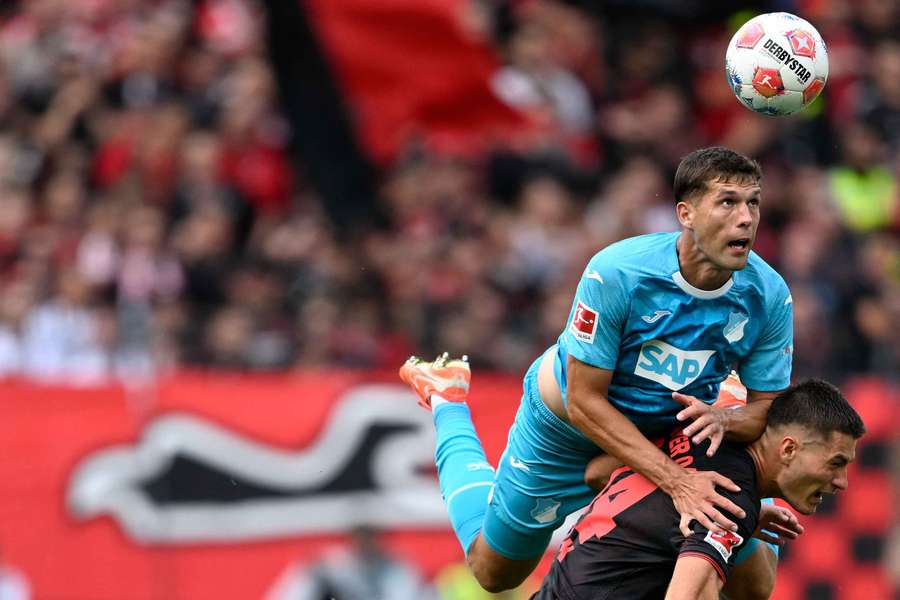Robin Hranáč a Patrik Schick v zápase Hoffenheimu s Leverkusenem.