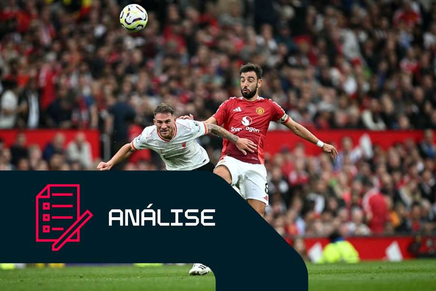 Alexis Mac Allister, do Liverpool, disputa a bola com Bruno Fernandes, do Manchester United