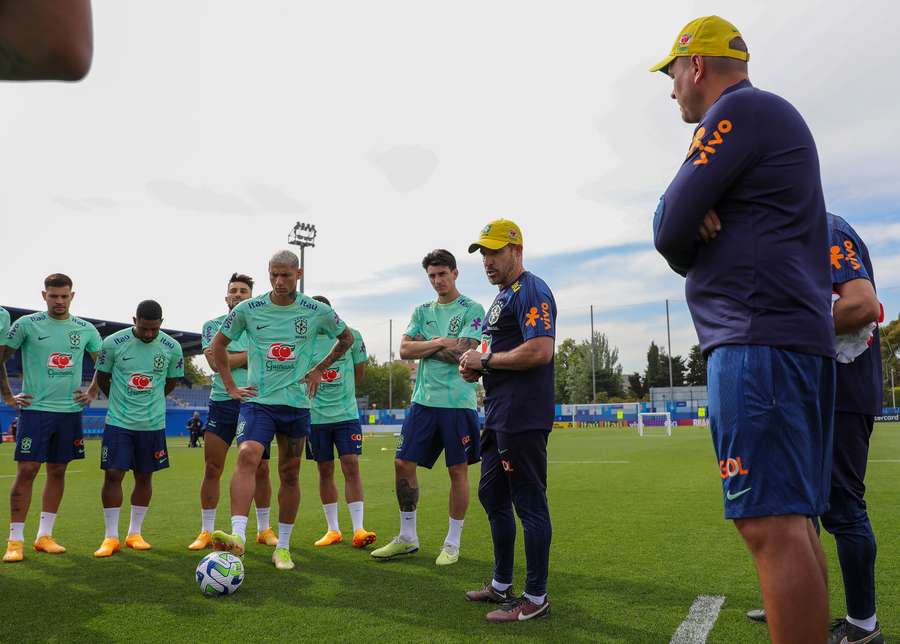 Técnico interino Ramon a dar o treino na seleção brasileira