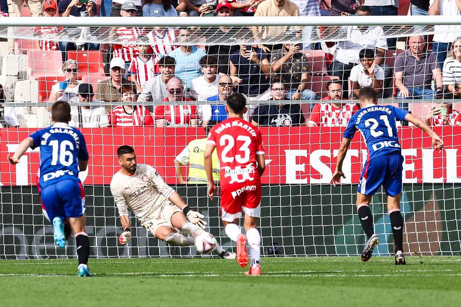 Girona-Torhüter Paulo Gazzaniga pariert auch den dritten Elfmeter von Athletic Bilbao.