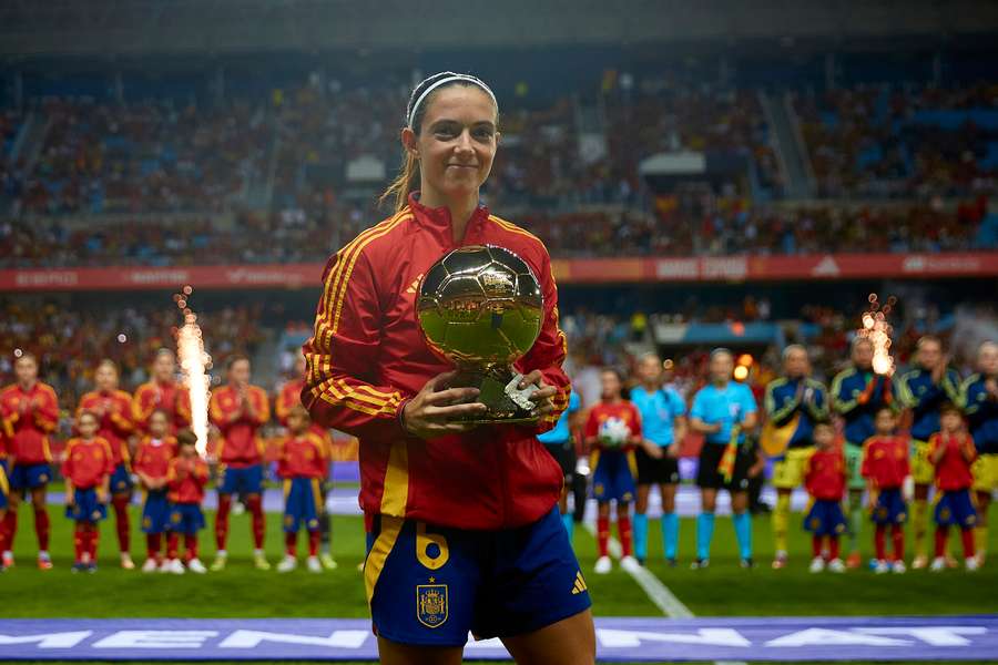 Aitana Bonmatí, ofreciendo a la afición de Málaga su tercer Balón de Oro