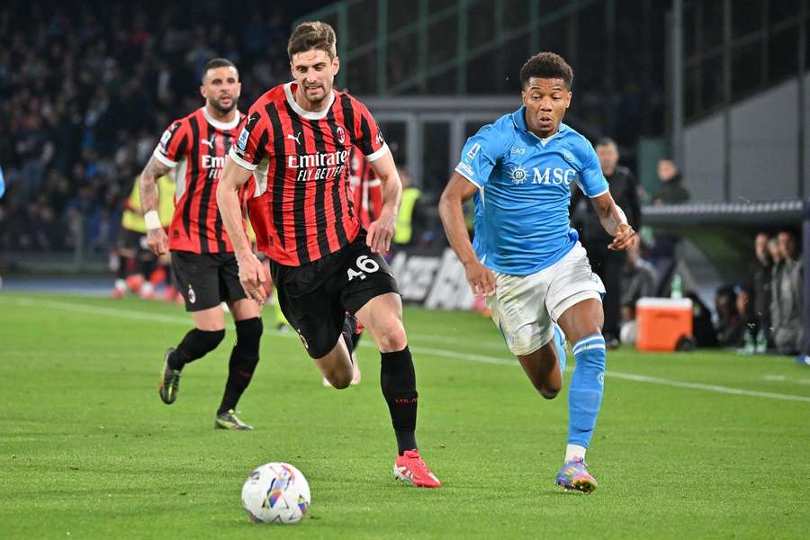David Neres (right) battles for the ball during the match between Napoli and AC Milan 