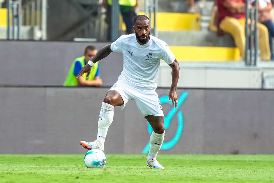 Lacazette marcou para o Neom