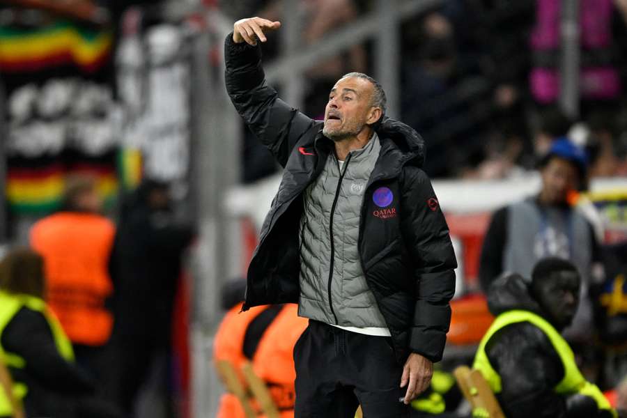 Luis Enrique da órdenes a los suyos