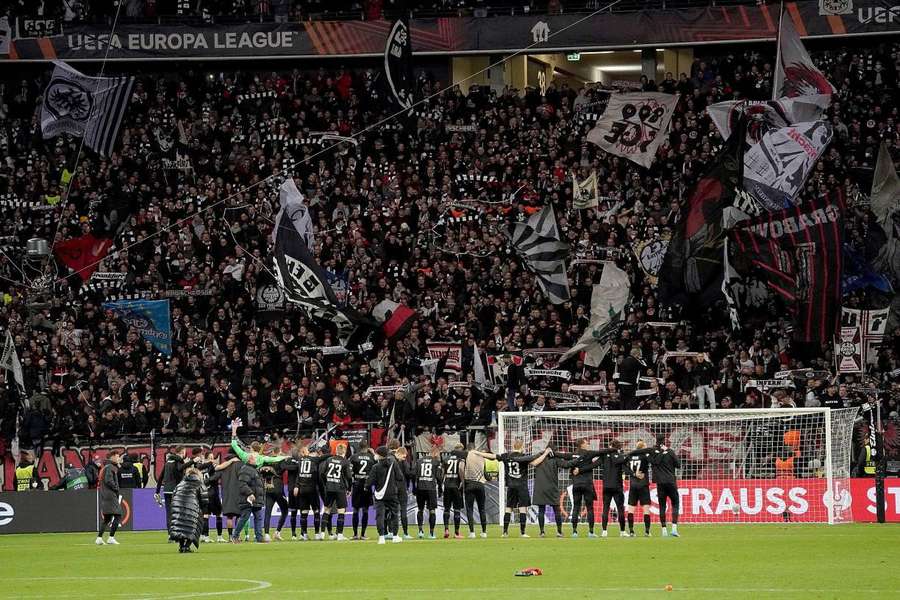 Torcedores do Eintracht Frankfurt e a sintonia única com o time