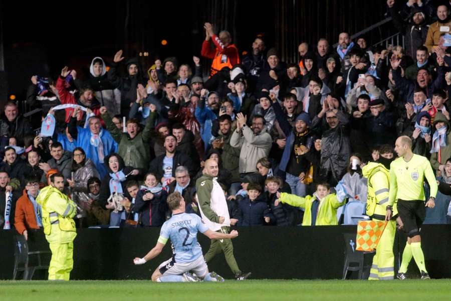 Starfelt celebra un gol