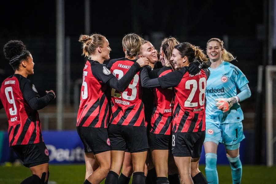 Die Eintracht-Frauen bejubeln den Einzug ins Viertelfinale