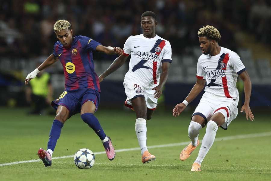 Lamine Yamal v souboji s obranou PSG.