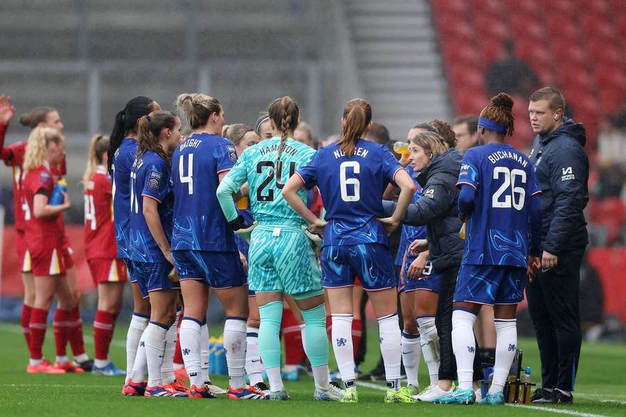 Sonia Bompastor dá indicações às jogadoras do Chelsea