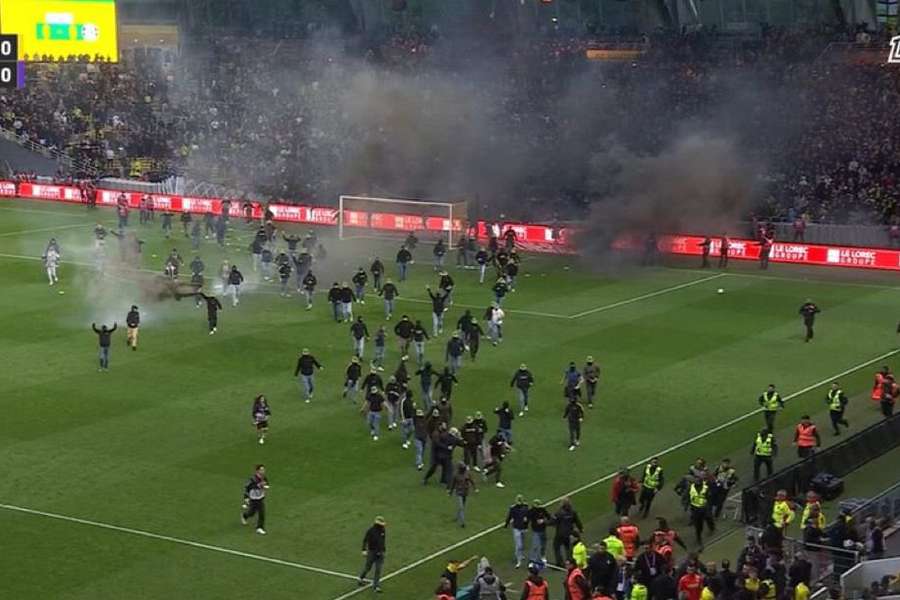 Nantes-Toulouse interrompido após uma invasão de campo