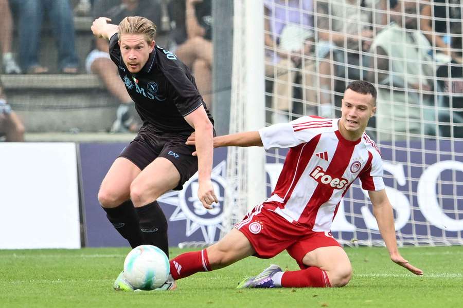 Kevin De Bruyne durante l'amichevole con l'Olympiacos.