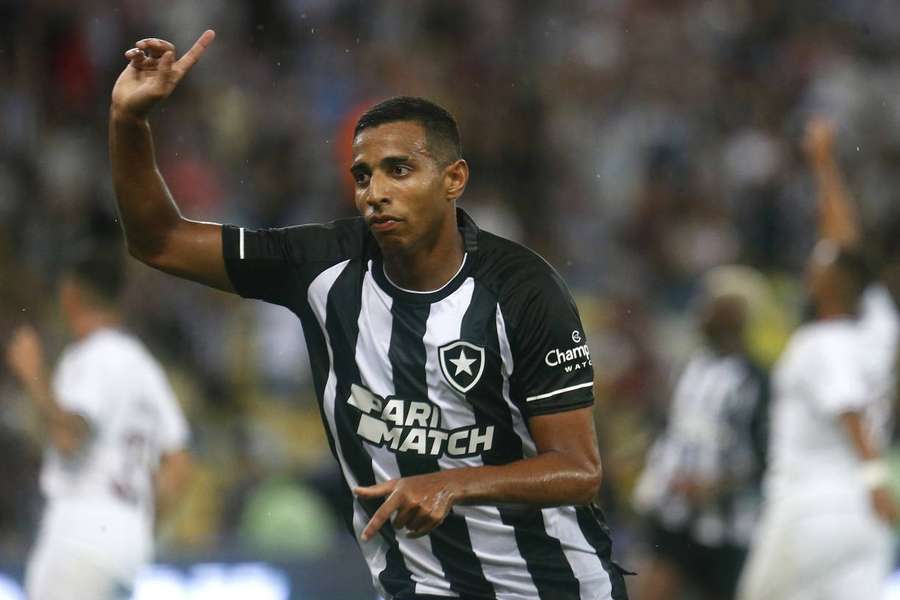 Fluminense perde pênalti, Botafogo é letal e vence clássico carioca