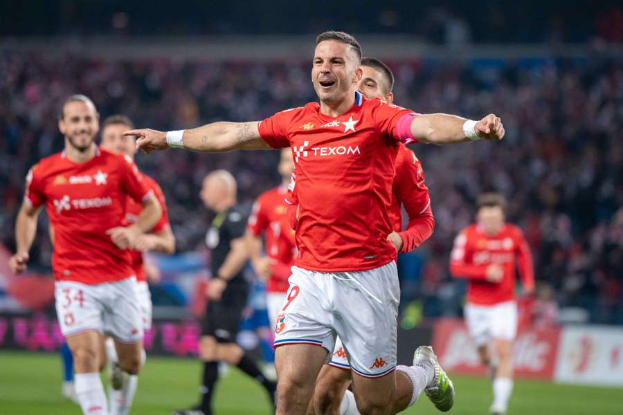 Angel Rodado świętuje zdobycie bramki podczas meczu pomiędzy Wisłą Kraków a Ruchem Chorzów w Krakowie, Polska, 5 października 2025 r.