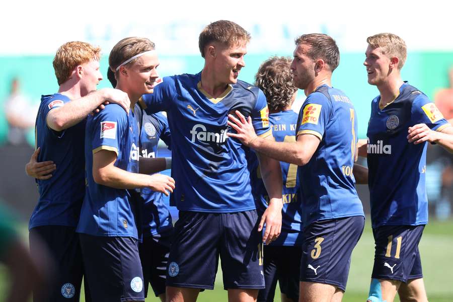 Bundesligaabsteiger Holstein Kiel fährt den ersten Dreier ein.