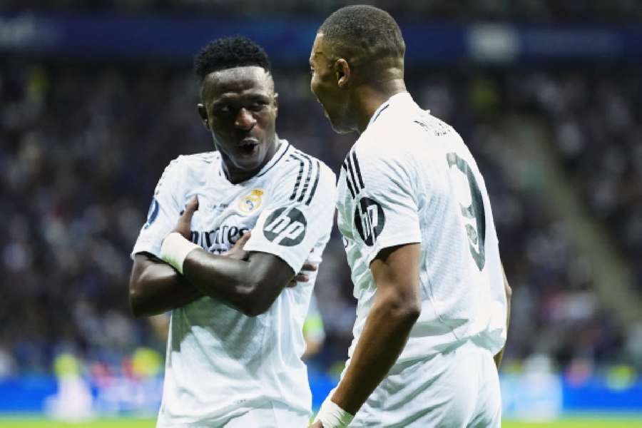 Vinicius Junior celebra gol marcado por Mbappé