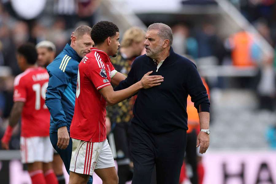 Postecoglou et Gibbs-White après la rencontre ce dimanche.