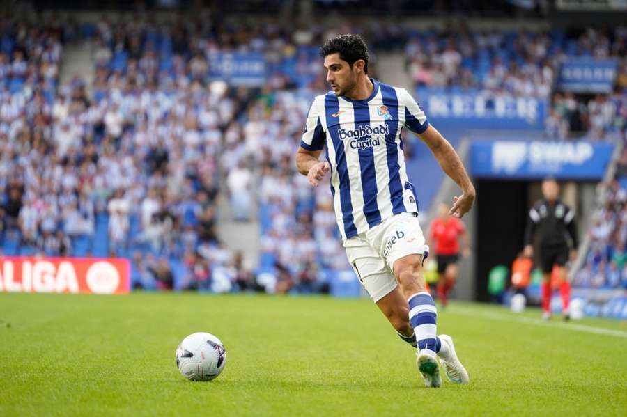 Guedes conduce el balón Guedes conduce el balón