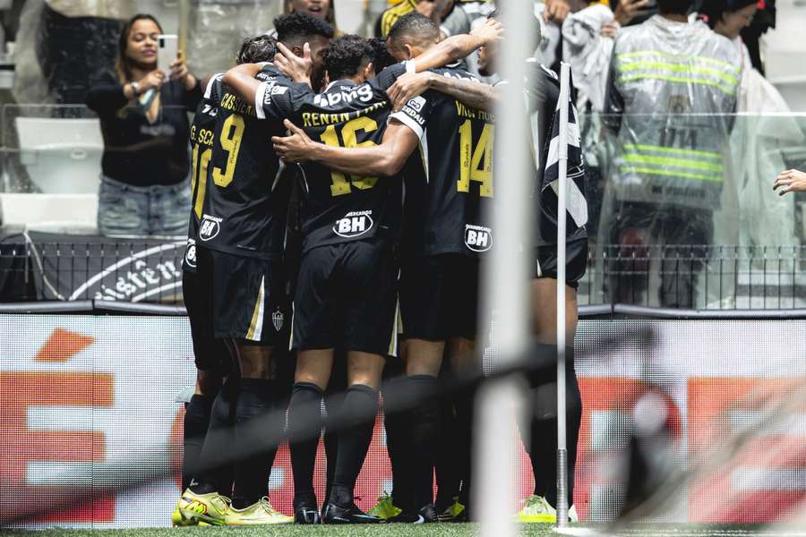 Companheiros celebram gol marcado por Cuello logo no início do confronto