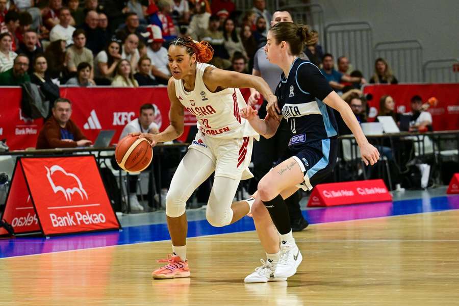 Lilianna Banaszak (z lewej) z Polski i Aleksandra Buknova (z prawej) ze Słowacji w podczas meczu FIBA ​​EuroBasket 2027.