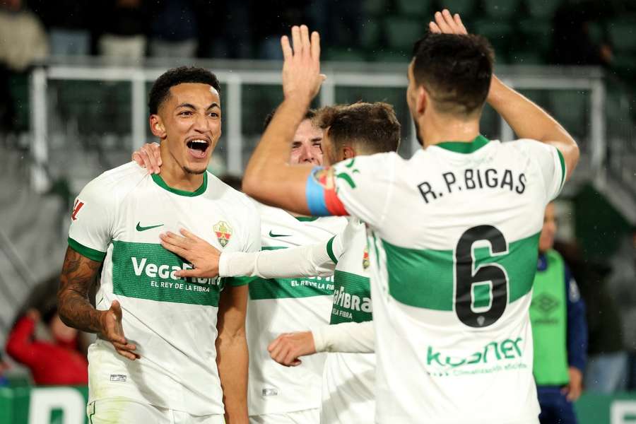 Los jugadores del Elche celebran el gol de Álvaro Rodríguez