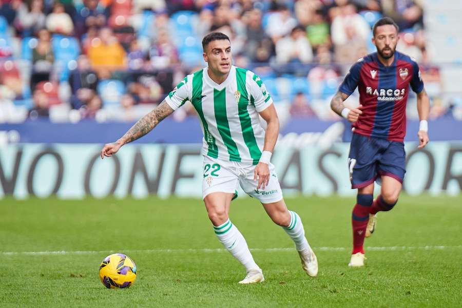 Carlos Isaac, prawy obrońca Cordoba CF, podczas meczu z Levante UD na stadionie Ciutat de Valencia 14 grudnia 2024 r.