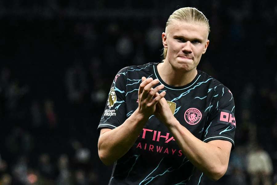 Erling Haaland, avançado do Manchester City, aplaude os adeptos