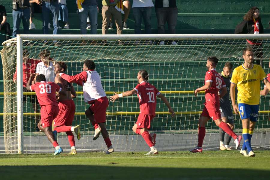 Golaço de Deven Monteiro não foi suficiente para o Salgueiros Golaço de Deven Monteiro não foi suficiente para o Salgueiros