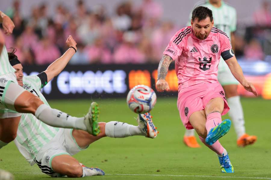 Superstar Lionel Messi beim Abschluss (r.) Superstar Lionel Messi beim Abschluss (r.)