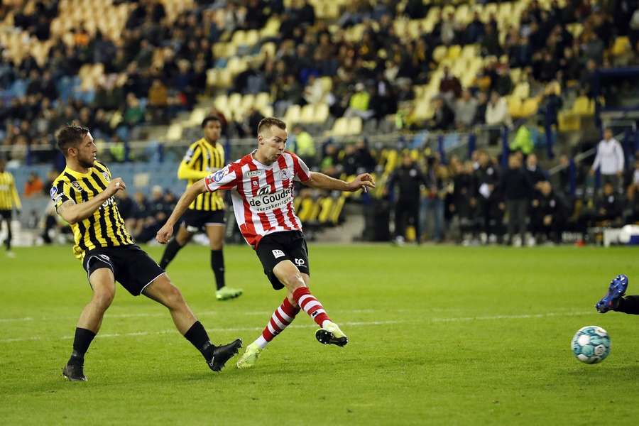 Arno Verschueren in actie in de uitwedstrijd tegen Vitesse, eerder dit seizoen