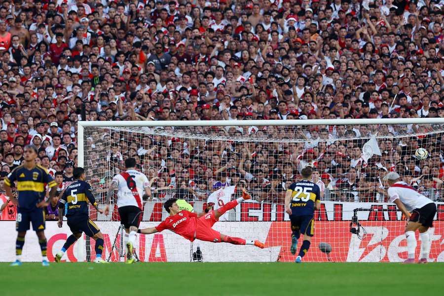 Paredes, en el momento de anotar el penalti ante River