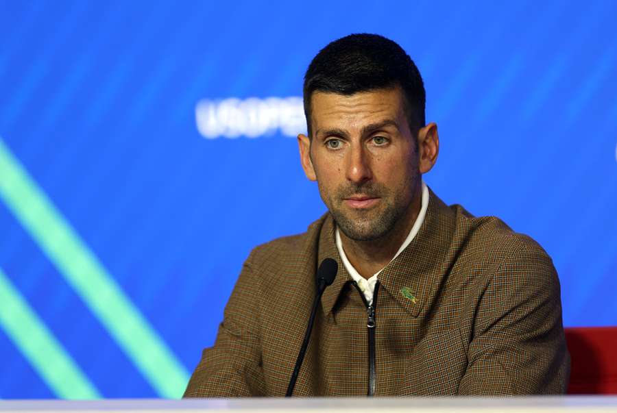 Novak Djokovic, da Sérvia, fala com os mediaa