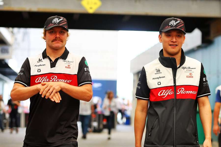 Valtteri Bottas en Zhou Guanyu tijdens de kwalificatie voor de Grand Prix van Brazilië op 11 november 2022