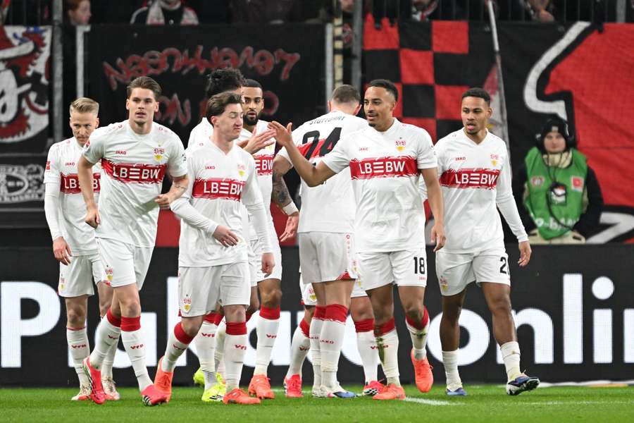 Gólová radost hráčů Stuttgart v zápase s Leverkusenem.