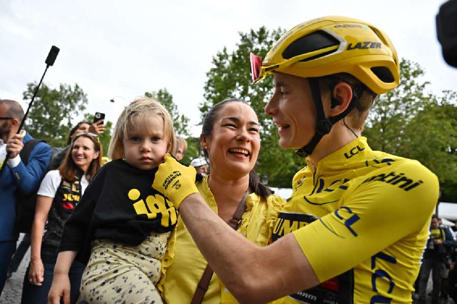 Jonas Vingegaard oslavuje víťazstvo na Tour de France so svojou manželkou Trine Marie Hansenovou a ich dcérou